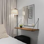 Modern 5b3b In Steps To Convention Center Apartment