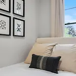 Modern 5b3b In Steps To Convention Center Apartment *