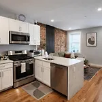 Luxe Duplex Near Beach By Seaport And Convention Centre Bcec