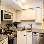 Renovated Studio, Steps To Mgh, Suffolk, Sleeps 4