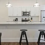 Three-Bedroom On Washington Street Apt 4