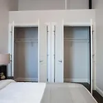 Four-Bedroom On Hamilton Place Apt 507