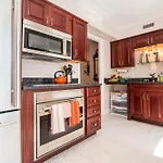 Beautiful Back Bay One Bedroom With Private Deck, Gym, Pool