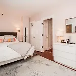 Beautiful Back Bay One Bedroom With Private Deck, Gym, Pool
