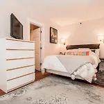 Beautiful Back Bay One Bedroom With Private Deck, Gym, Pool