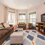 Beautiful Back Bay One Bedroom With Private Deck, Gym, Pool