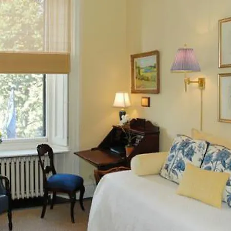 Bed & Breakfast The College Club Of