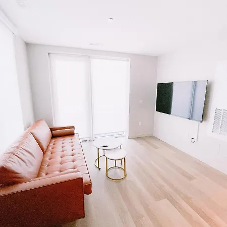 Homestay Luxury King Bed By Charles River Room#1 *