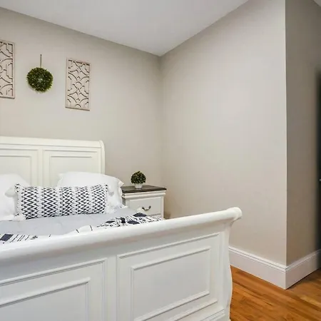 Apartment Private In Shared In Brookline