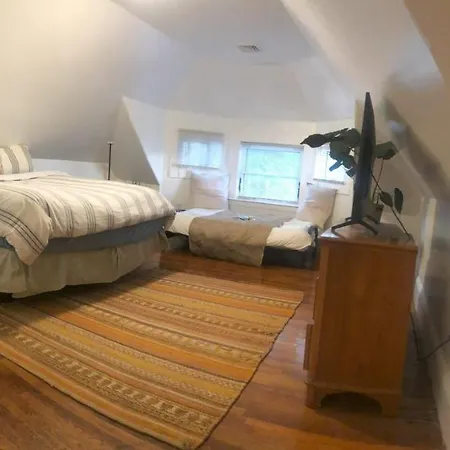 Cozy 2 Bedroom Private Apartment
