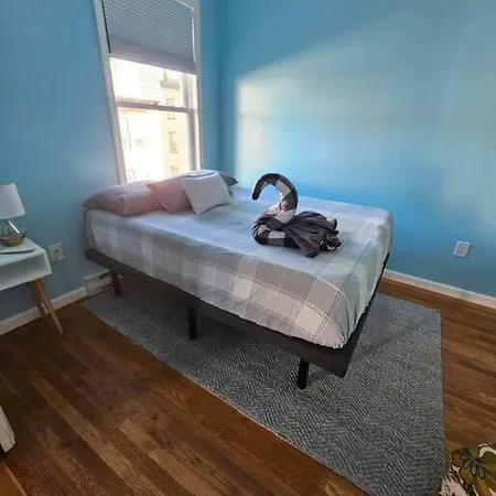 Newly Renovated -2 Bedroom Apartment *