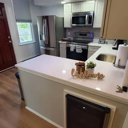 Newly Renovated -2 Bedroom Apartment