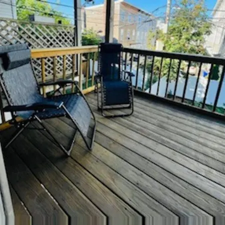 Newly Renovated -2 Bedroom Apartment *