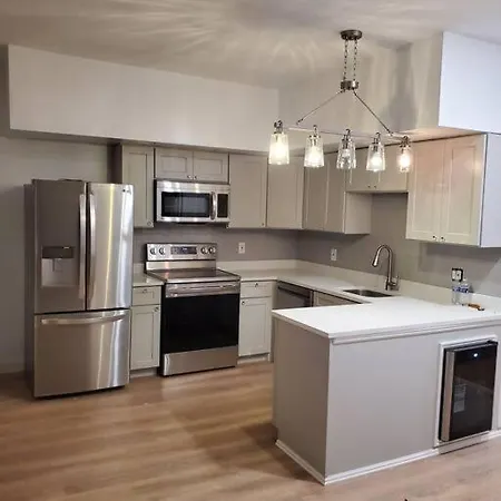 Newly Renovated -2 Bedroom Apartment *