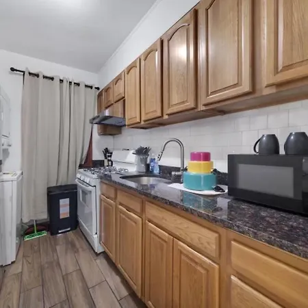 Furnished 3-bed 1-bath Private Apt In South End Holiday home