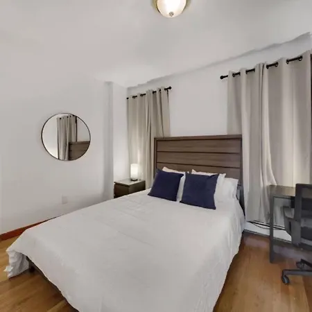 Furnished 3-bed 1-bath Private Apt In South End Holiday home *