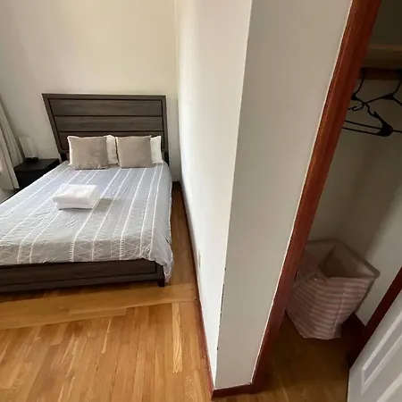 Furnished 3-bed 1-bath Private Apt In South End Holiday home