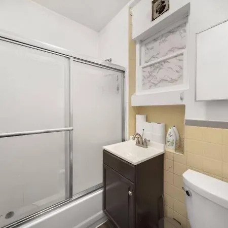 Furnished 3-bed 1-bath Private Apt In South End Holiday home