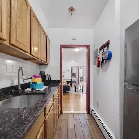 Furnished 3-bed 1-bath Private Apt In South End Holiday home