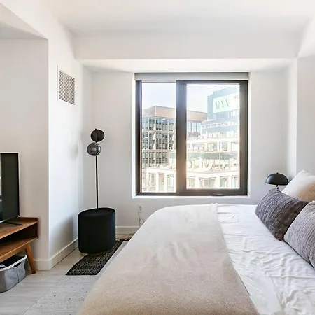 1+den/1 Luxury In Seaport Apartment *