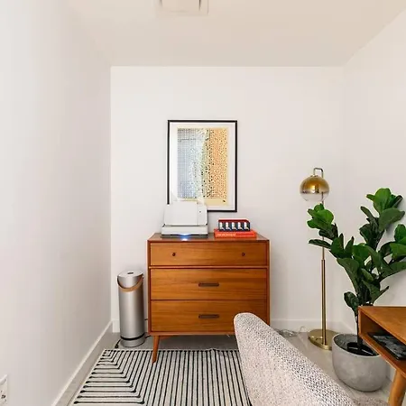 1+den/1 Luxury In Seaport Apartment