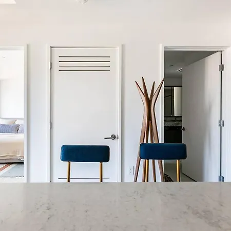 Apartment 1+den/1 Luxury In Seaport *