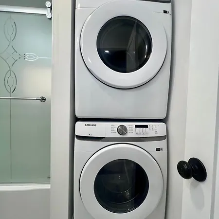 Modern 3-bedroom Condo, Fully Furnished & Renovated *