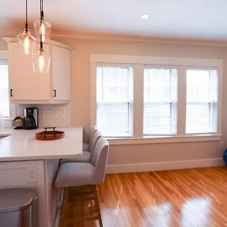 Renovated Spacious 2 Bedroom In Savin Hill Boston
