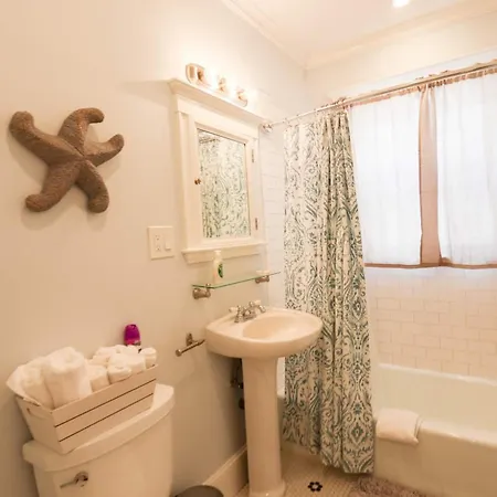 Renovated Spacious 2 Bedroom In Savin Hill Apartment *