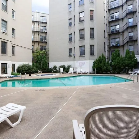 Centrally Located, 1bed Unit Apartment *