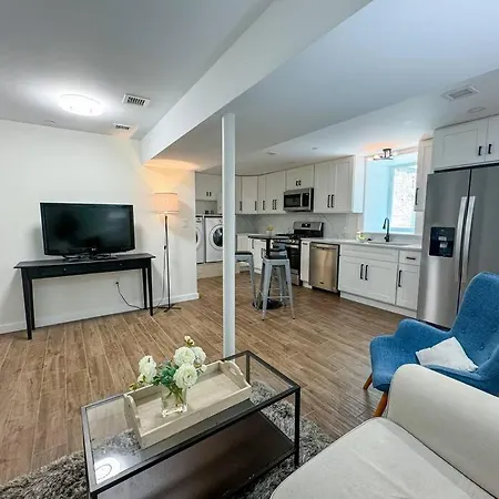 Modern 3-bedroom Gem Near Col, Pvt Entrance Apartment