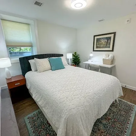 Apartment Modern 3-bedroom Gem Near Col, Pvt Entrance *