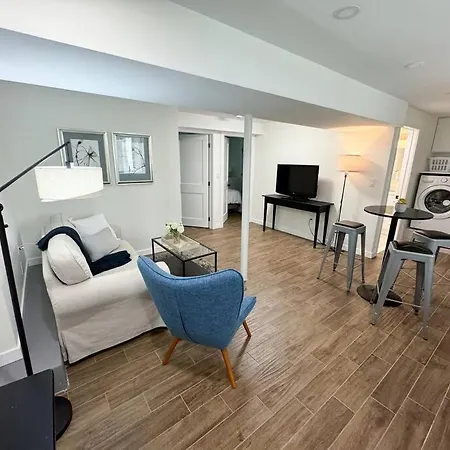 Apartment Modern 3-bedroom Gem Near Col, Pvt Entrance