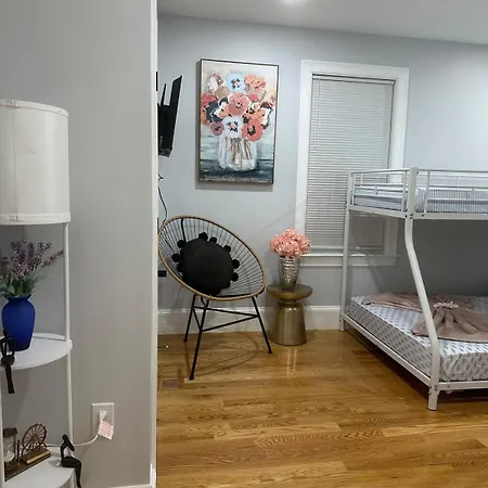 85a Charming Base, 3br, 2ba Ideal For Families Boston