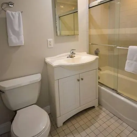 Comfy Back Bay Alcove *