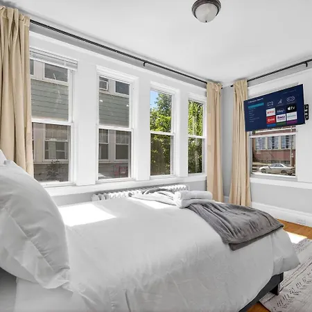 Vintage 5br In With Free Parking Apartment Boston