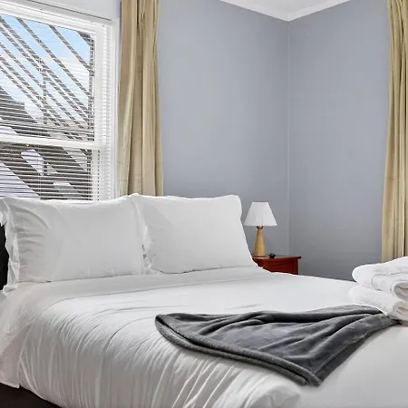 Vintage 5br In With Free Parking Apartment