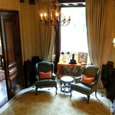 Bed & Breakfast The College Club Of 3*