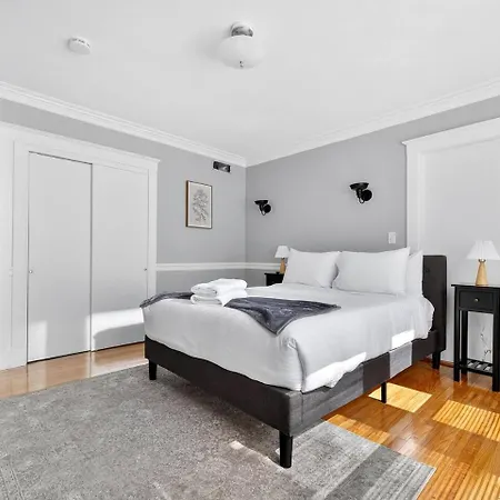 Vintage 5br In With Free Parking *