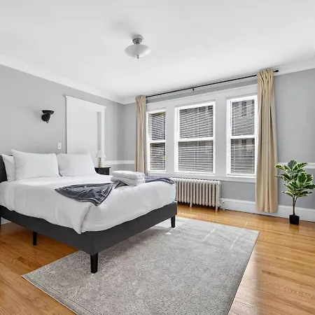 Vintage 5br In With Free Parking Apartment *