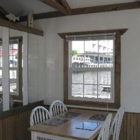 Blue Pearl Houseboat In Harbor Wifi, A/c, Holiday home Boston