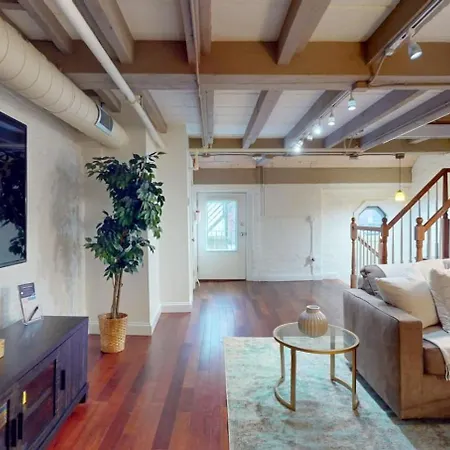 Apartment Tri-level, Skylighted, Faneuil Hallquincy Market *