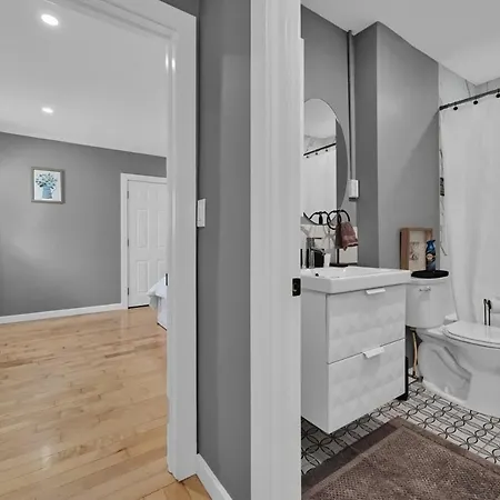 Airport Subway Apartment