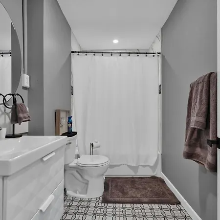 Airport Subway Apartment *