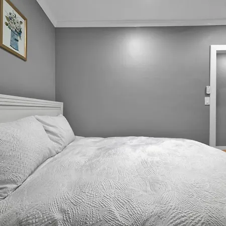 Airport Subway Apartment *