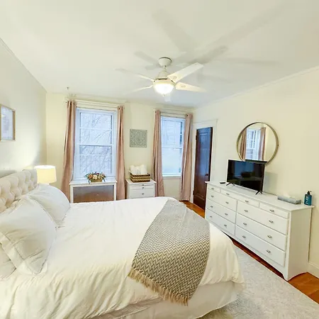 Sun-filled Unit, Elevator, Pool, College * Boston