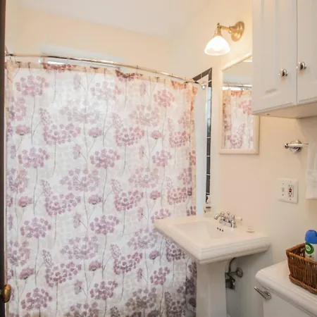 Sun-filled Unit, Elevator, Pool, College Apartment *