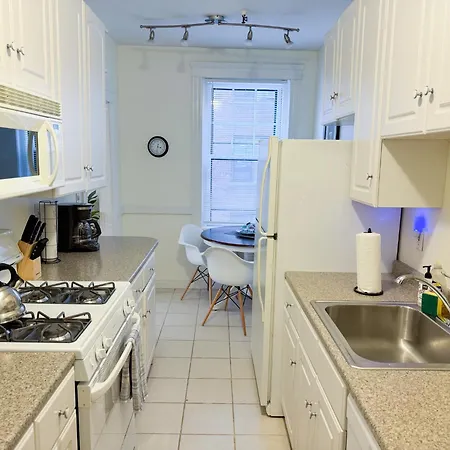 Sun-filled Unit, Elevator, Pool, College Apartment Boston
