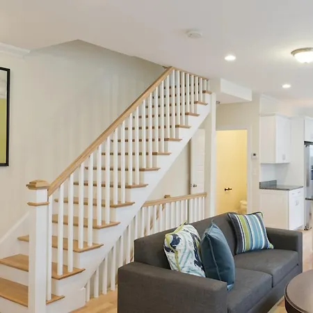 Apartment Three-bedroom On Larose Place Apt R *
