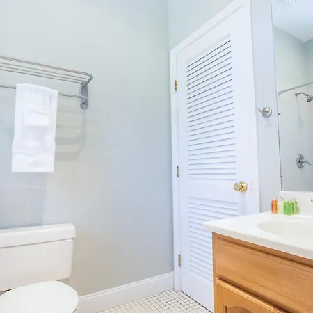 One-bedroom On W Newton Street Apt 2 Apartment *